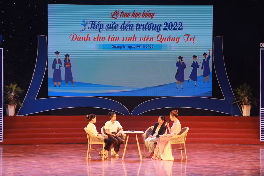 Câu chuyện vượt khó của tân sinh viên gây xúc động đối với người xem.