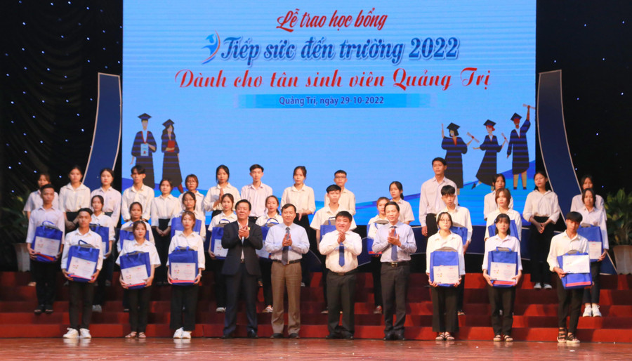 Qua 19 năm đã có hơn 2.580 tân sinh viên được "tiếp sức".