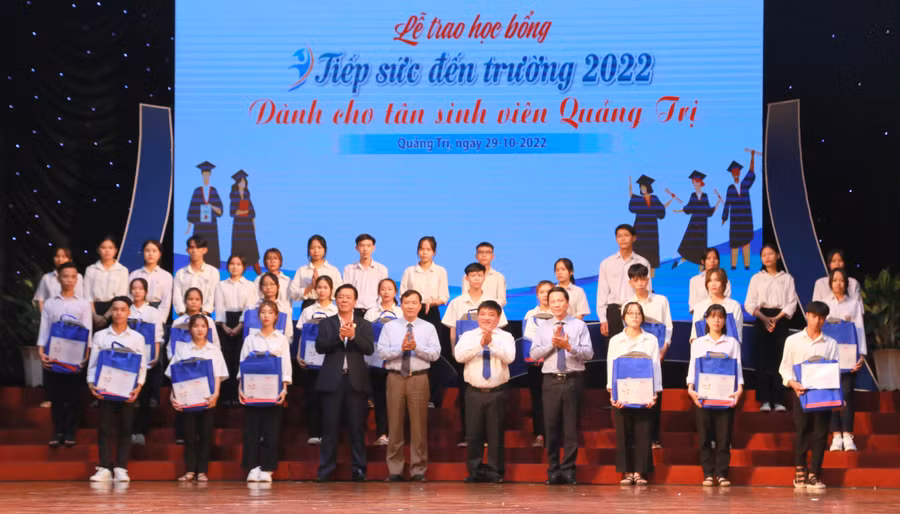 Qua 19 năm đã có hơn 2.580 tân sinh viên được "tiếp sức".