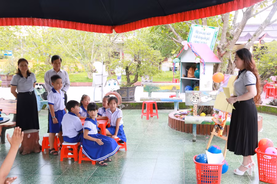 Lãnh đạo Phòng GD&amp;ĐT huyện Triệu Phong tham dự ngày hội chơi của học sinh.