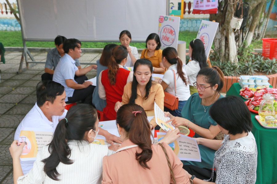 Phụ huynh tham gia các góc chơi theo hướng dẫn của giáo viên. Phụ huynh tham gia các góc chơi theo hướng dẫn của giáo viên.