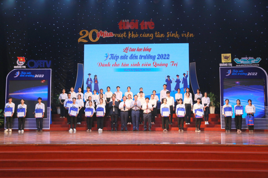 Năm nay, Chương trình "Tiếp sức đến trường" trao học bổng đến 100 tân sinh viên Quảng Trị.