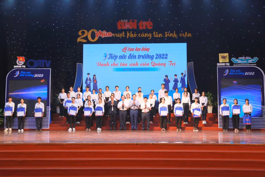 Năm nay, Chương trình "Tiếp sức đến trường" trao học bổng đến 100 tân sinh viên Quảng Trị.