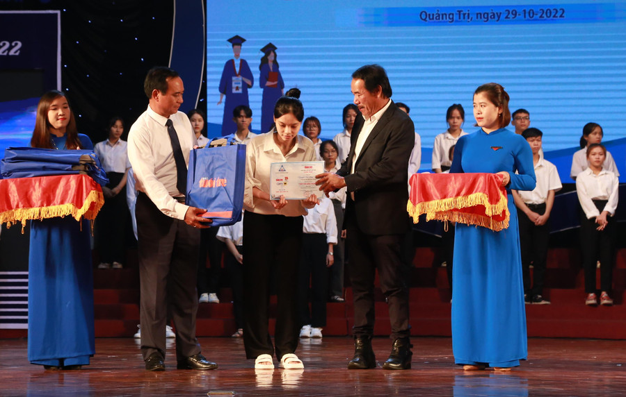 Mỗi tân sinh viên nhận học bổng có hoàn cảnh khó khăn riêng.