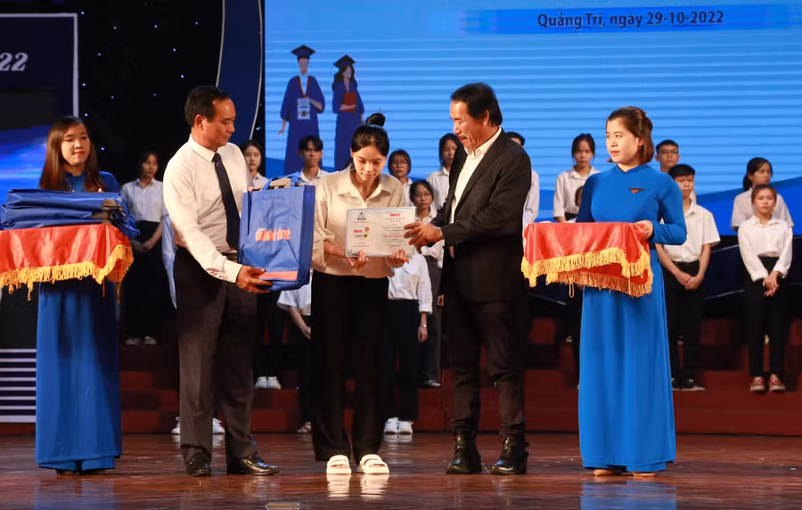 Mỗi tân sinh viên nhận học bổng có hoàn cảnh khó khăn riêng.