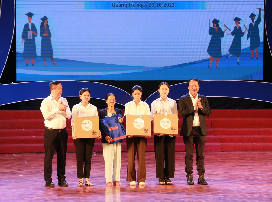 Ban Tổ chức tặng quà cho các tân sinh viên tại chương trình.