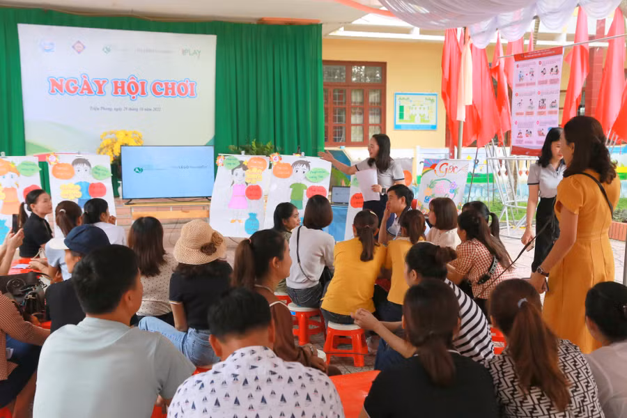 Thông qua hoạt động học mà chơi, phụ huynh hiểu thêm về con của mình để có cách giáo dục phù hợp.