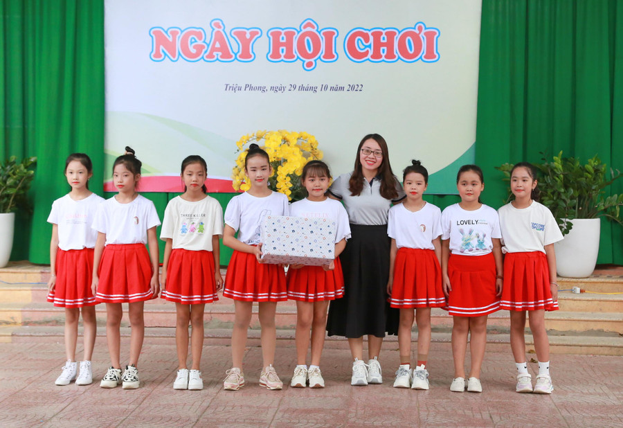 Cô giáo Bùi Thị Hương Lam - Bí thư Chi bộ, Hiệu trưởng Trường Tiểu học thị trấn Ái Tử tặng quà cho học sinh. Cô giáo Bùi Thị Hương Lam - Bí thư Chi bộ, Hiệu trưởng Trường Tiểu học thị trấn Ái Tử tặng quà cho học sinh.