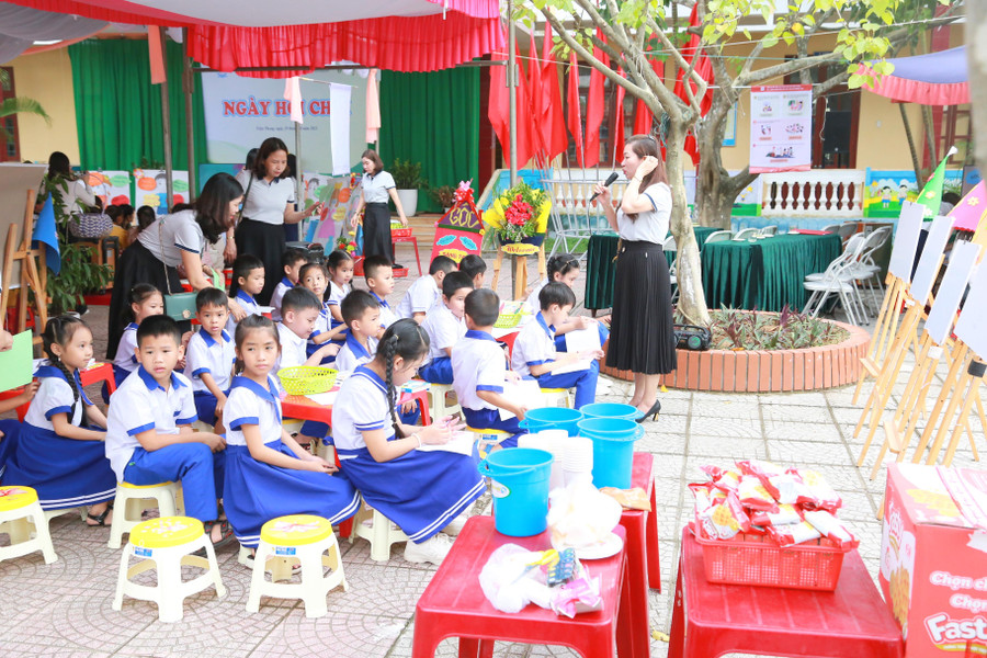 Ngày hội Chơi thực sự là hoạt động trải nghiệm để phụ huynh đồng hành cùng con. Ngày hội Chơi thực sự là hoạt động trải nghiệm để phụ huynh đồng hành cùng con.