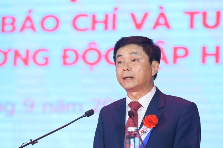 PGS.TS Phạm Minh Sơn, Giám đốc Học viện Báo chí và Tuyên truyền phát biểu tại Lễ kỷ niệm.