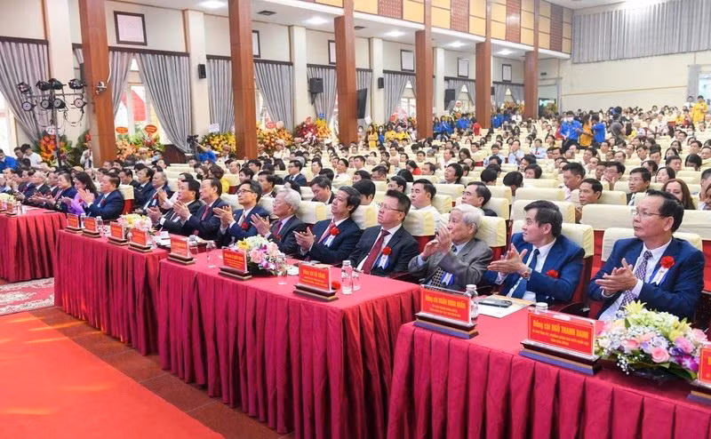 Các đại biểu tham dự buổi lễ.