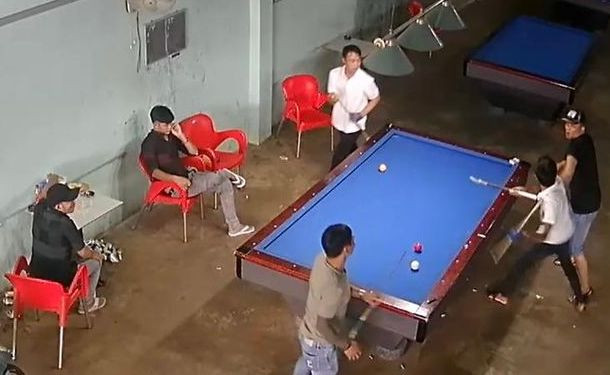 Mâu thuẫn trong lúc chơi bida Phú và anh V. lao vào đánh nhau. (Ảnh cắt từ camera) Mâu thuẫn trong lúc chơi bida Phú và anh V. lao vào đánh nhau. (Ảnh cắt từ camera)