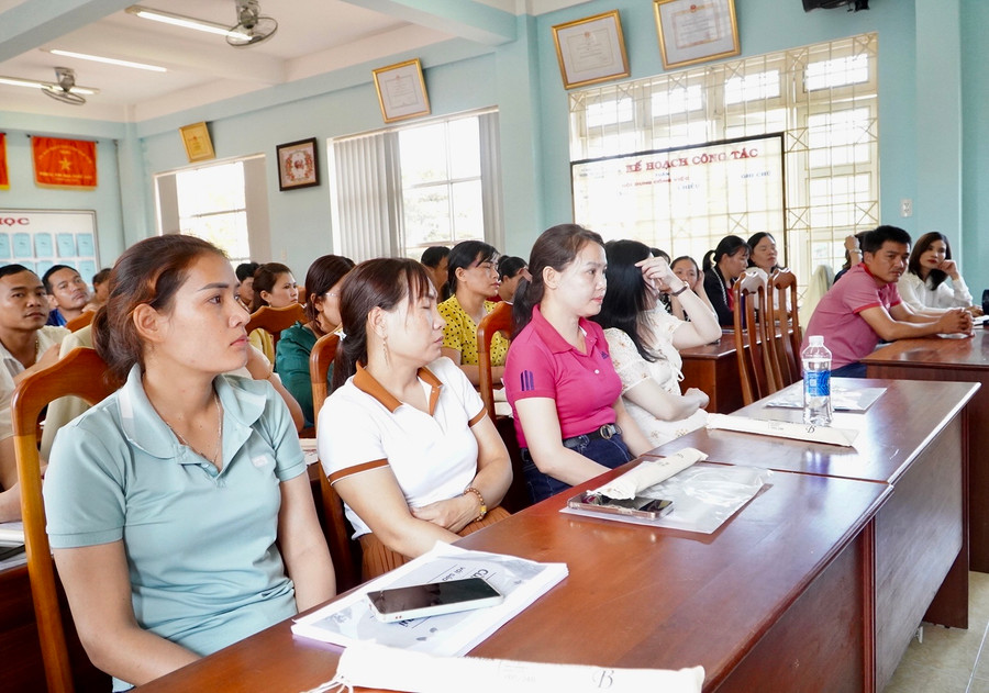Giáo viên tập trung lắng nghe giới thiệu những kiến thức cơ bản về cấu tạo, cách sử dụng sáo Recorder và Kèn phím. Giáo viên tập trung lắng nghe giới thiệu những kiến thức cơ bản về cấu tạo, cách sử dụng sáo Recorder và Kèn phím.