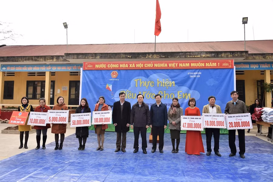 Các trường học, nhà hảo tâm nhiệt tình hỗ trợ thực hiện "Điều ước cho em"