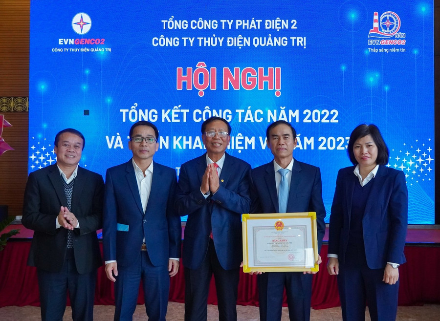 Lãnh đạo EVNGENCO2 trao Danh hiệu Chiến sĩ thi đua của Ủy ban quản lý vốn Nhà nước tại Doanh nghiệp cho Ban Giám đốc Công ty Thủy điện Quảng Trị.