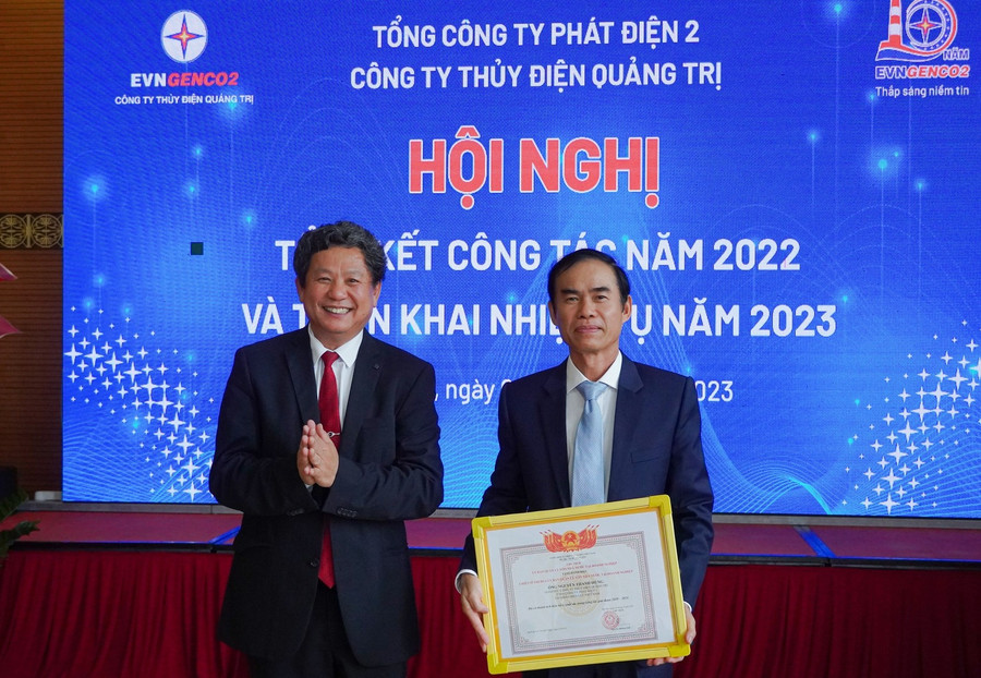 Lãnh đạo EVNGENCO2 trao Danh hiệu Chiến sĩ thi đua của Ủy ban quản lý vốn Nhà nước tại Doanh nghiệp cho Ban Giám đốc Công ty Thủy điện Quảng Trị.