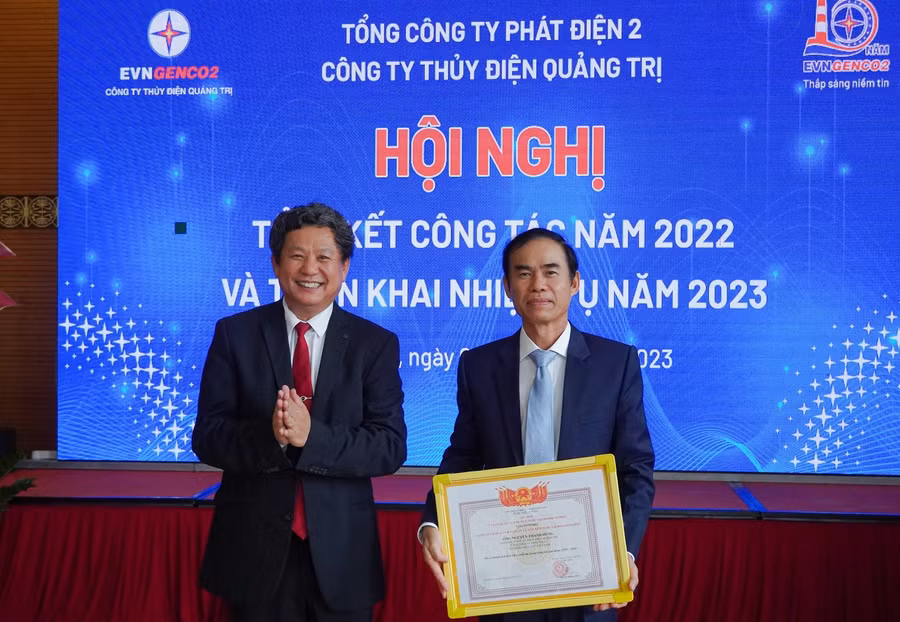 Lãnh đạo EVNGENCO2 trao Danh hiệu Chiến sĩ thi đua của Ủy ban quản lý vốn Nhà nước tại Doanh nghiệp cho Ban Giám đốc Công ty Thủy điện Quảng Trị.