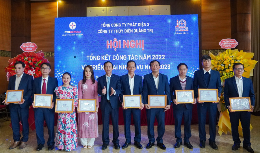 Các tập thể, cá nhân có thành tích nhận giấy khen của EVNGENCO2 và Công ty Thủy điện Quảng Trị.