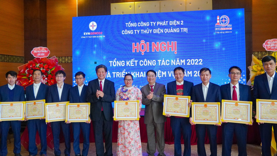 Các tập thể, cá nhân có thành tích nhận giấy khen của EVNGENCO2 và Công ty Thủy điện Quảng Trị.