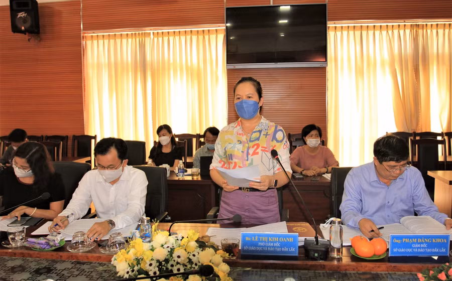 Phó Giám đốc Sở GD&amp;ĐT Lê Thị Kim Oanh báo cáo với Đoàn công tác.