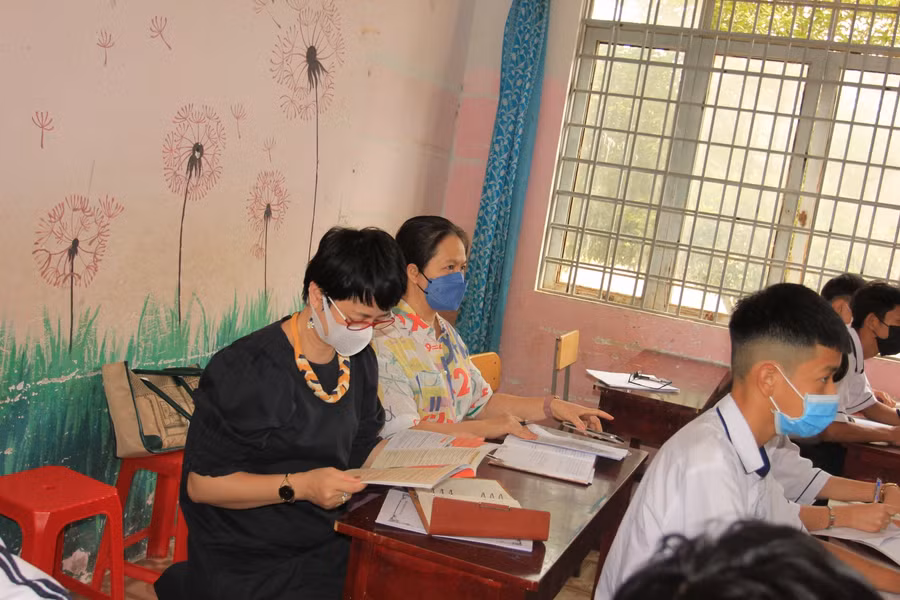 Đại diện Vụ GDTrH và Sở GD&amp;ĐT dự 1 tiết học tại Trường THCS Lương Thế Vinh (huyện Krông Ana).