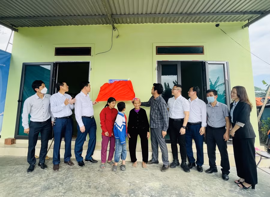 Khánh thành bàn giao nhà cho em Cao Văn Quý (xã Kỳ Nam, thị xã Kỳ Anh)