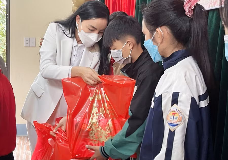 Đại diện nhà hảo tâm trao quà Tết cho các em học sinh