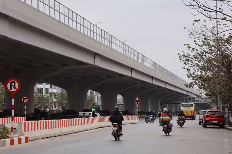 Theo phương án tổ chức giao thông của Sở GTVT Hà Nội, các phương tiện không được tham gia giao thông trên đường cao tốc gồm: xe máy chuyên dùng có tốc độ thiết kế nhỏ hơn 70 km/h (trừ người, phương tiện, thiết bị phục vụ việc quản lý, bảo trì đường cao tốc)...