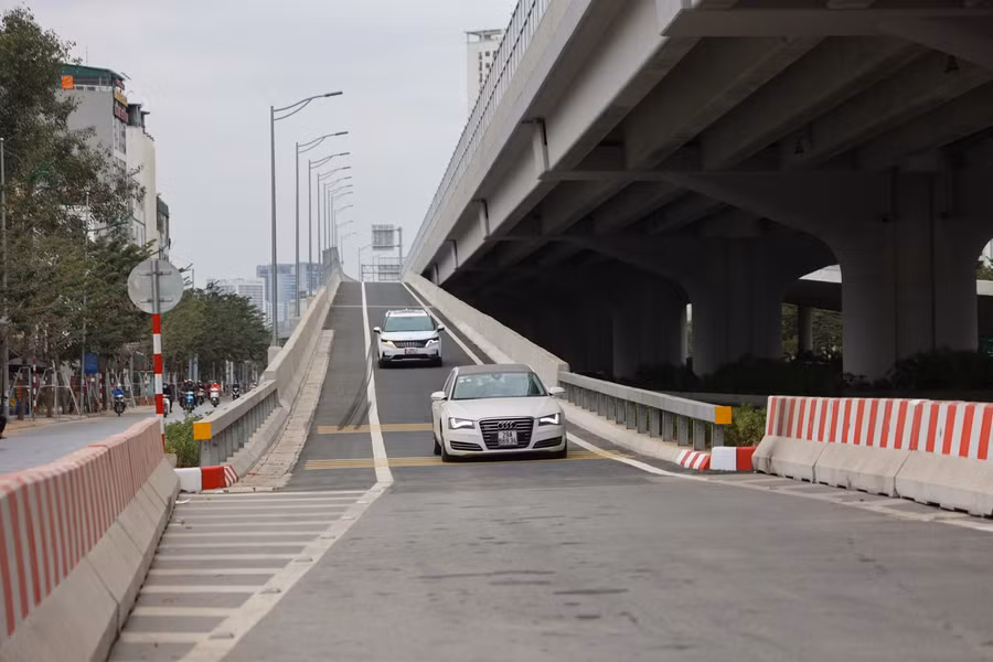 Đối với các nhánh lên xuống, mỗi chiều xe chạy gồm 1 làn xe cơ giới rộng 3,5m, một làn xe dừng khẩn cấp rộng 2m và dải an toàn bên trong rộng 0,5m. Giao thông trên đường cao tốc theo hai chiều riêng biệt; các xe chỉ được vào đường cao tốc ở các nút giao.