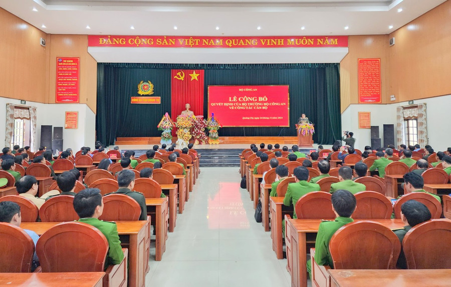 Bộ công an công bố quyết định về công tác cán bộ. Ảnh: CA Quảng Trị.