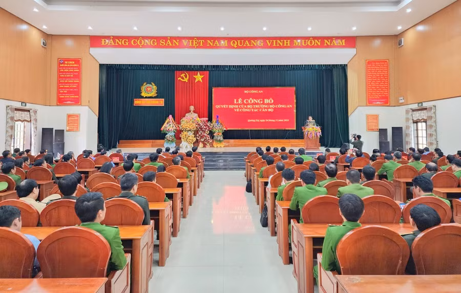 Bộ công an công bố quyết định về công tác cán bộ. Ảnh: CA Quảng Trị.