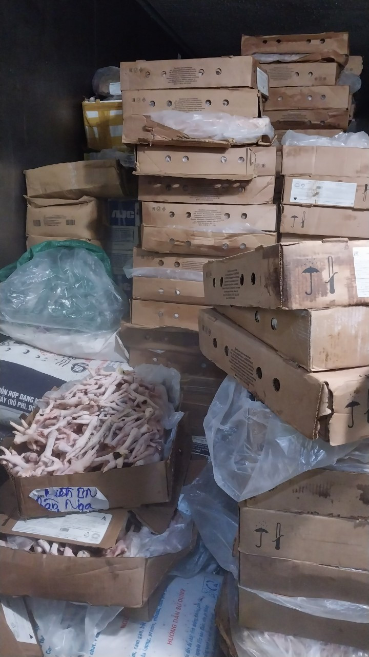 Gần 8 tấn chân gà đang được bảo quản trong kho lạnh. Gần 8 tấn chân gà đang được bảo quản trong kho lạnh.