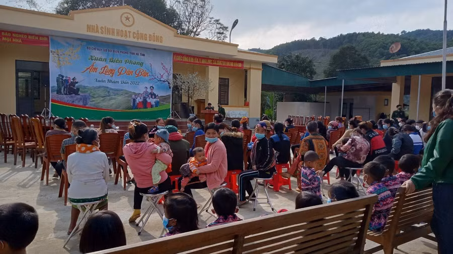 Phụ huynh và các em học sinh dân tộc Chứt đến sớm háo hức nhận quà