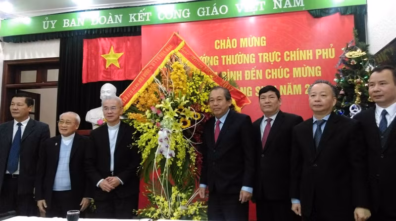 Phó Thủ tướng Trương Hoà Bình tặng hoa Uỷ ban Đoàn kết Công giáo Việt Nam nhân mùa giáng sinh 2017