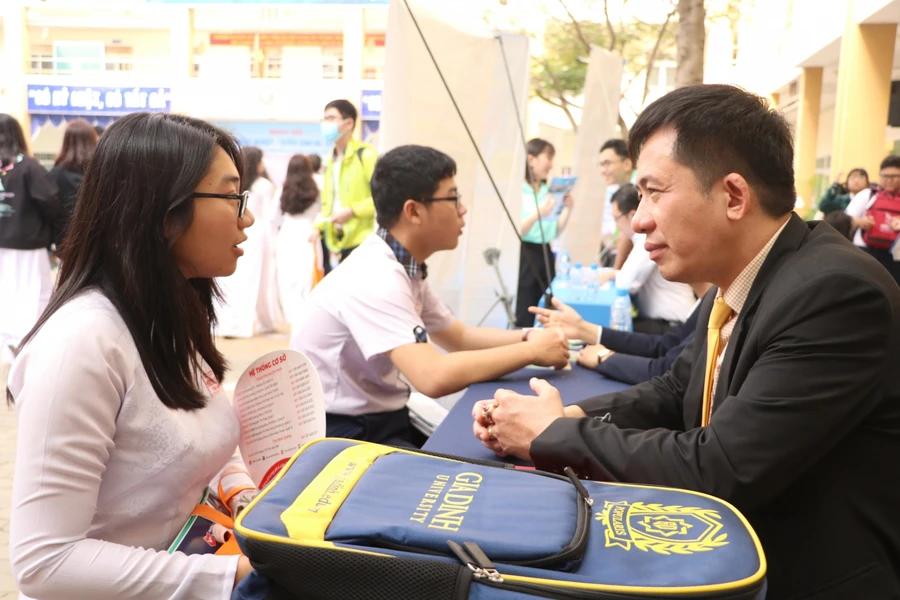 Luật sư, ThS Trịnh Hữu Chung – Phó Hiệu trưởng Trường ĐH Gia Định tư vấn tuyển sinh, hướng nghiệp cho thí sinh.
