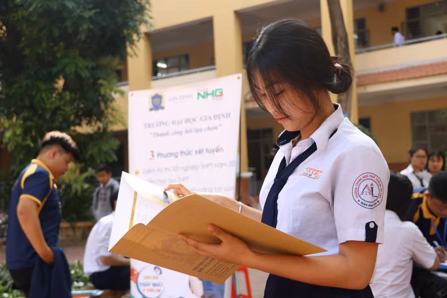 Thí sinh nghiên cứu thông tin về tuyển sinh năm 2021