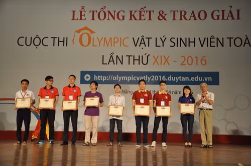 Ban tổ chức trao tặng phần thưởng cho các cá nhân đạt giải cao trong cuộc thi Olympic Vật lý sinh viên toàn quốc lần thứ 19 - năm 2016.