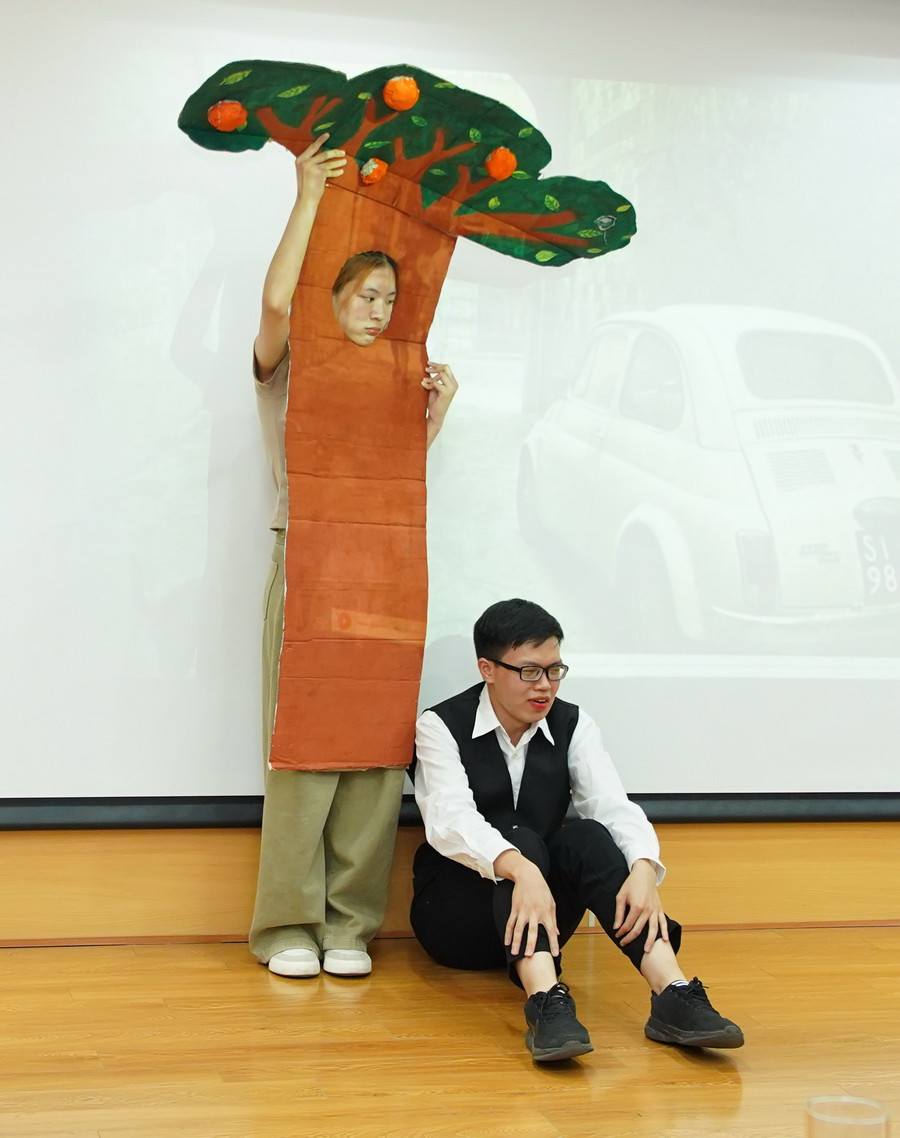 Một phân đoạn trong trích đoạn tác phẩm “Cây cam ngọt của tôi” của nhà văn José Mauro de Vasconcelos do sinh viên Khoa tiếng Bồ Đào Nha, Trường ĐH Hà Nội thể hiện. Một phân đoạn trong trích đoạn tác phẩm “Cây cam ngọt của tôi” của nhà văn José Mauro de Vasconcelos do sinh viên Khoa tiếng Bồ Đào Nha, Trường ĐH Hà Nội thể hiện.