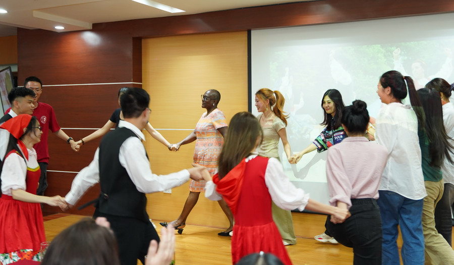 Các đại biểu hòa mình cùng sinh viên trong điệu nhảy truyền thống của Bồ Đào Nha. Các đại biểu hòa mình cùng sinh viên trong điệu nhảy truyền thống của Bồ Đào Nha.