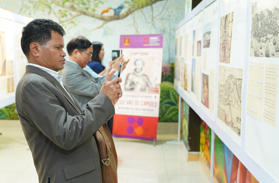 Triển lãm “500 năm ngày sinh của đại thi hào Luís Vaz de Camões” thu hút sự quan tâm của các đại biểu trong nước và quốc tế. Triển lãm “500 năm ngày sinh của đại thi hào Luís Vaz de Camões” thu hút sự quan tâm của các đại biểu trong nước và quốc tế.