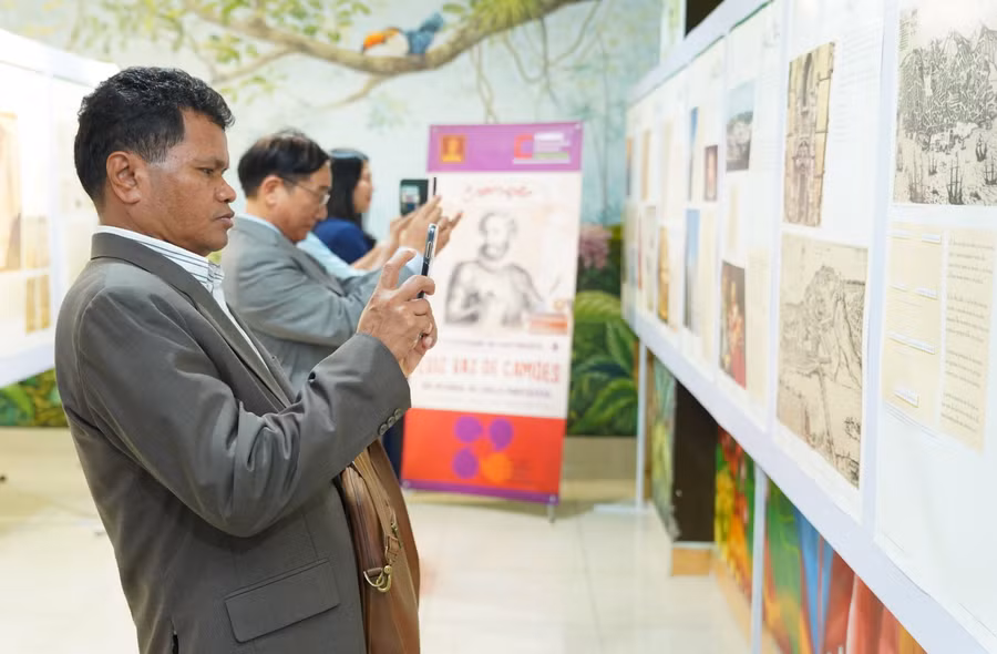 Triển lãm “500 năm ngày sinh của đại thi hào Luís Vaz de Camões” thu hút sự quan tâm của các đại biểu trong nước và quốc tế.