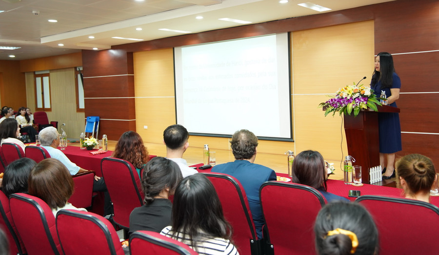 TS Nguyễn Thị Cúc Phương – Phó Hiệu trưởng Trường ĐH Hà Nội phát biểu tại lễ mít tinh. TS Nguyễn Thị Cúc Phương – Phó Hiệu trưởng Trường ĐH Hà Nội phát biểu tại lễ mít tinh.