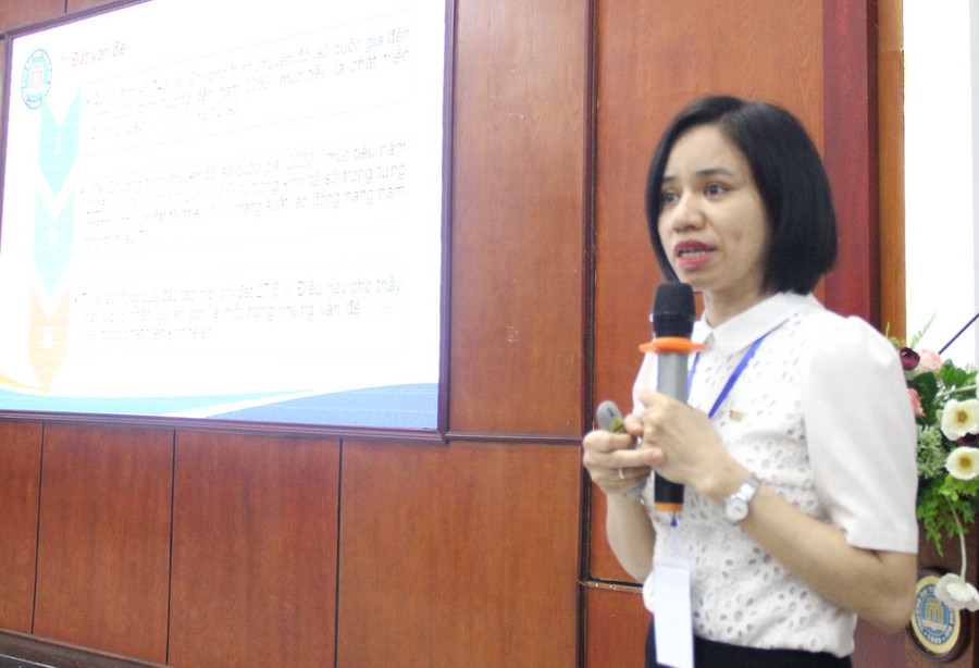 TS Đinh Thị Hương tham luận tại hội thảo. TS Đinh Thị Hương tham luận tại hội thảo.