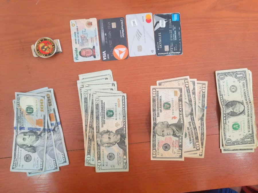 Xấp tiền 2 học sinh nhặt được chủ yếu ngoại tệ, với nhiều mệnh giá, kèm giấy tờ tùy thân.