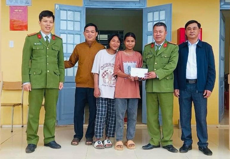 Học sinh bàn giao toàn bộ số tiền nhặt được cho Công an xã để trả lại chủ nhân đánh rơi.