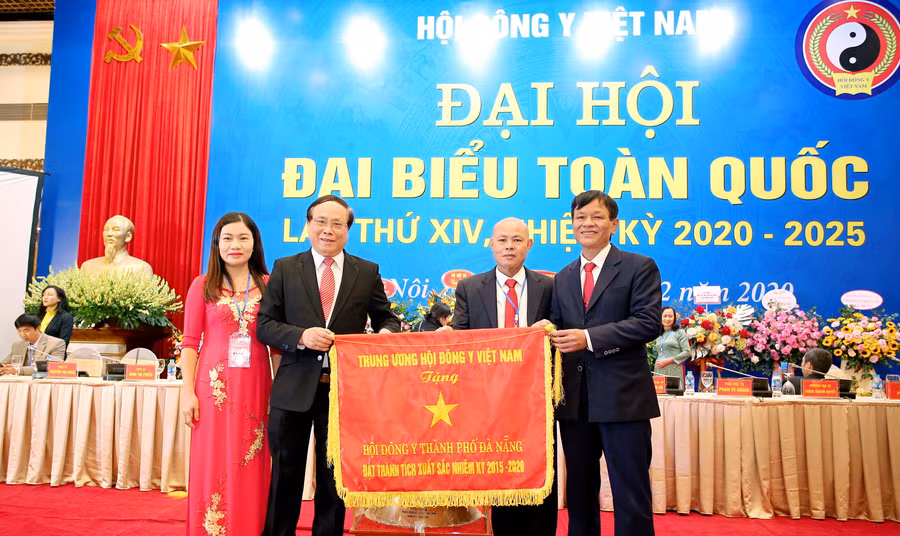 Trung ương Hội Đông y Việt Nam tặng Cờ thi đua cho các đơn vị đạt thành tích xuất sắc nhiệm kỳ 2015 - 2020