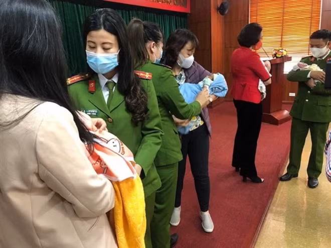 Nhiều trẻ sơ sinh đang được nuôi dưỡng chờ bán sang Trung Quốc được cơ quan chức năng giải cứu.