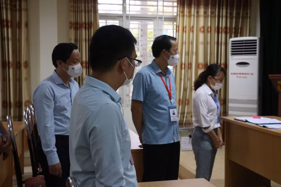 Thứ trưởng kiểm tra công tác chuẩn bị của cán bộ coi thi.