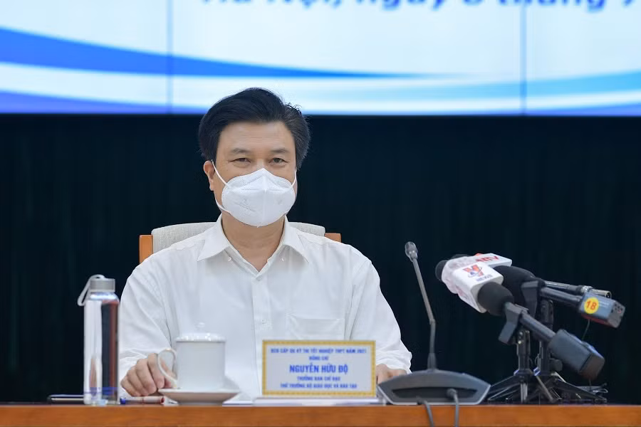 Thứ trưởng Nguyễn Hữu Độ chủ trì họp báo.