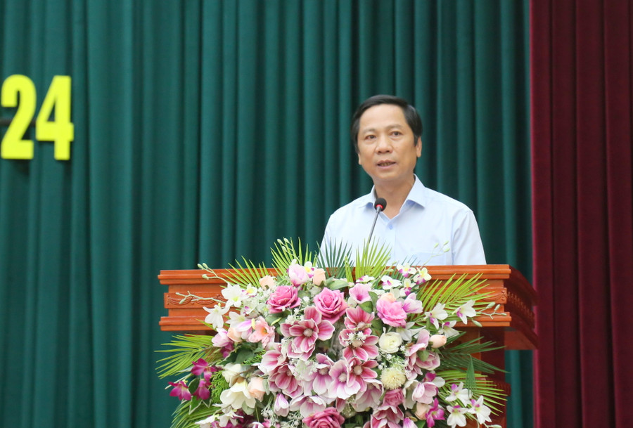 Ông Hoàng Nam – Phó Chủ tịch UBND tỉnh Quảng Trị biểu dương sự nỗ lực của đội ngũ nhà giáo trong việc đóng góp nâng cao chất lượng giáo dục.